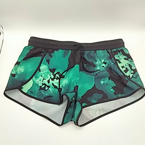 Fabletics Pants - Fabletics workout shorts green and black S